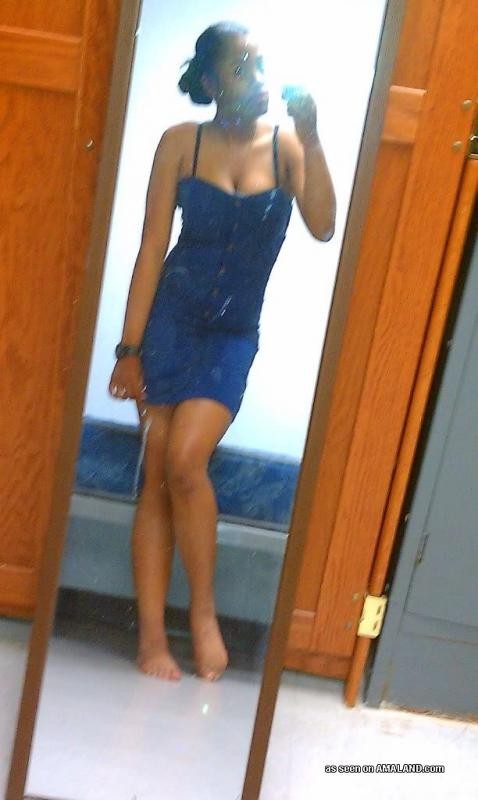Küken mit schönen Titten selfshooting in einem kurzen engen Kleid
 #76131874