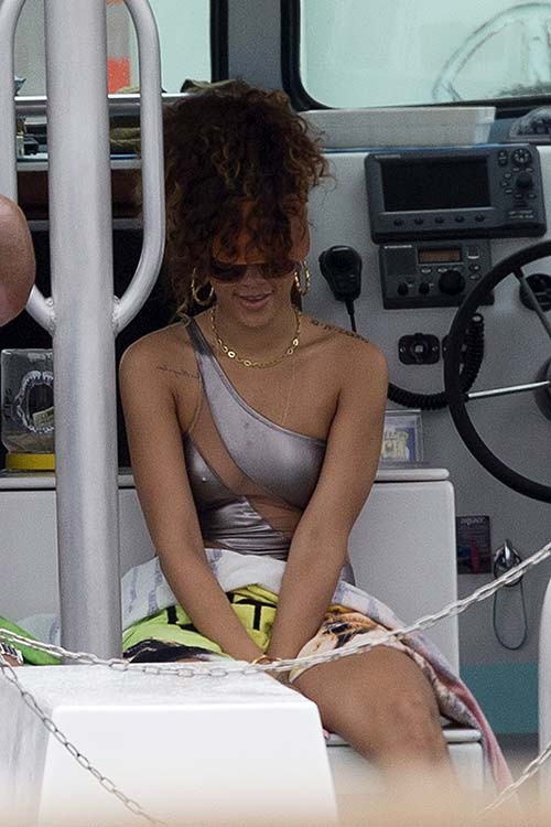 Rihanna exponiendo su cuerpo sexy en traje de baño en fotos privadas
 #75275842