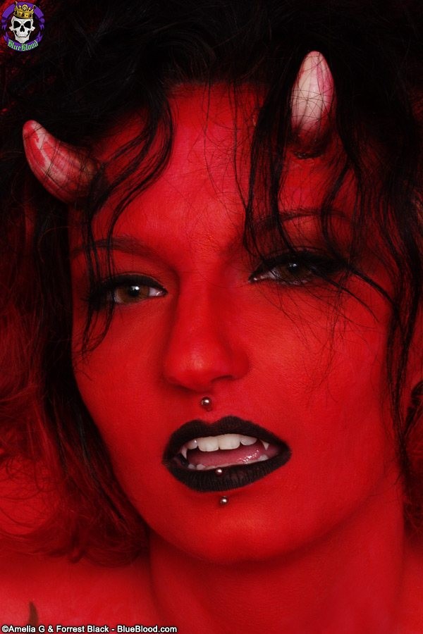 Vollbusiges Teufelsmädchen zeigt ihre enge gepiercte Fotze
 #76517926