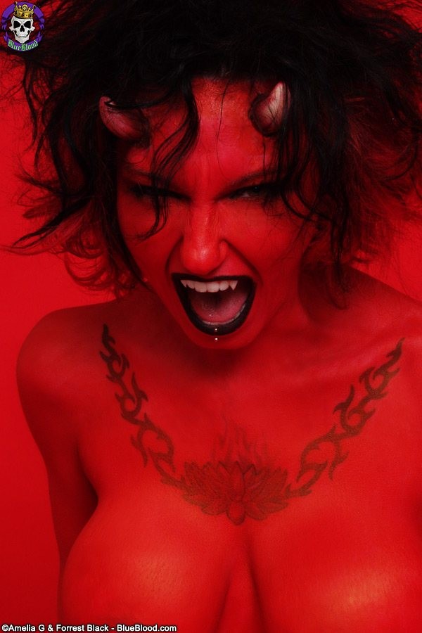 Busty devil girl mostra la sua stretta fica traforata
 #76518006