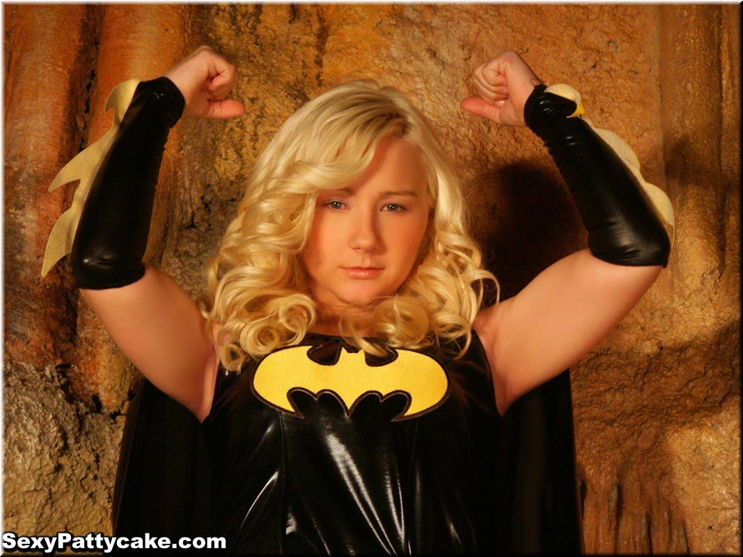 Jeune blonde aux gros seins jouant les Batman
 #73856404