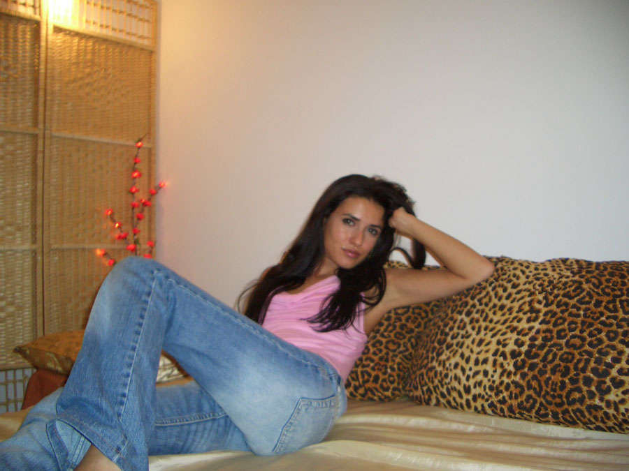 Eine schlanke und sexy Latina Küken Strippen oben ohne in einem Hotelzimmer
 #77960486