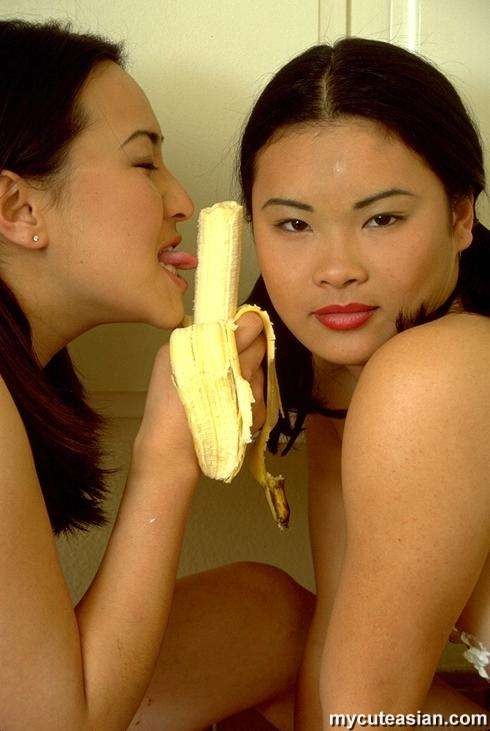 Due ragazze asiatiche sexy stanno giocando con la crema
 #69997057