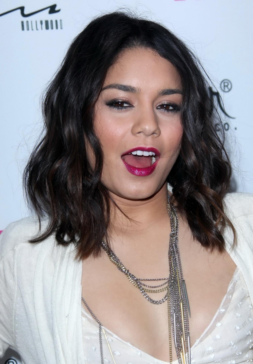 Vanessa hudgens upskirt dirigiéndose al lanzamiento del número 12 del aniversario de la revista nylon 
 #75311216