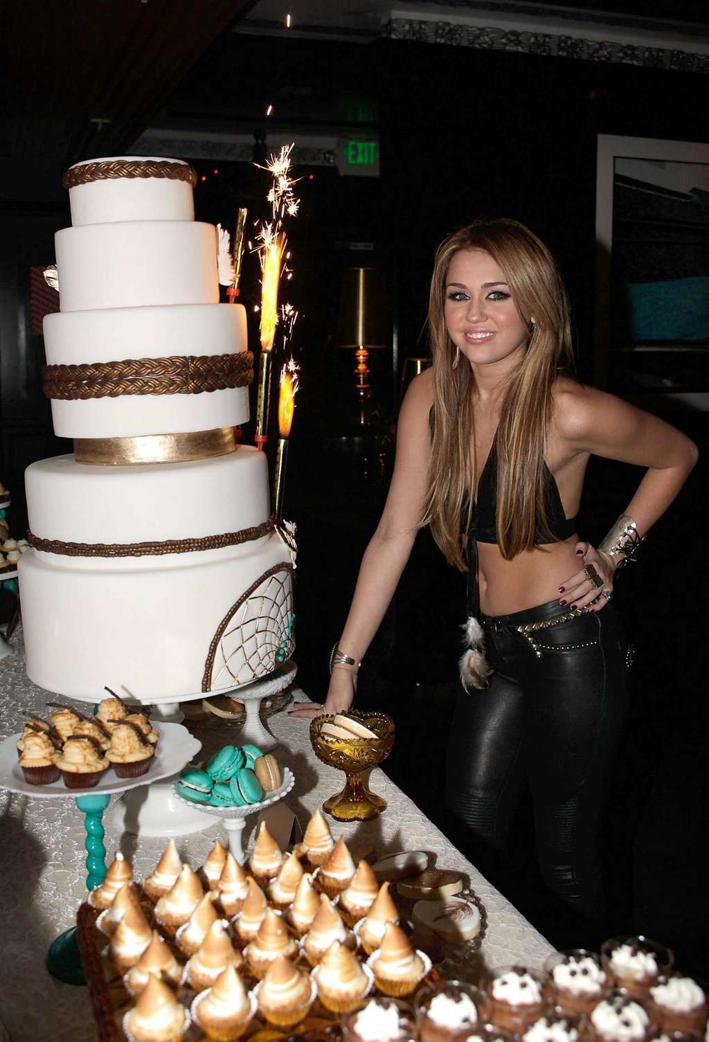 Miley cyrus celebrando su 18º cumpleaños y mostrando sus bragas con falda y bota de lado
 #75325592