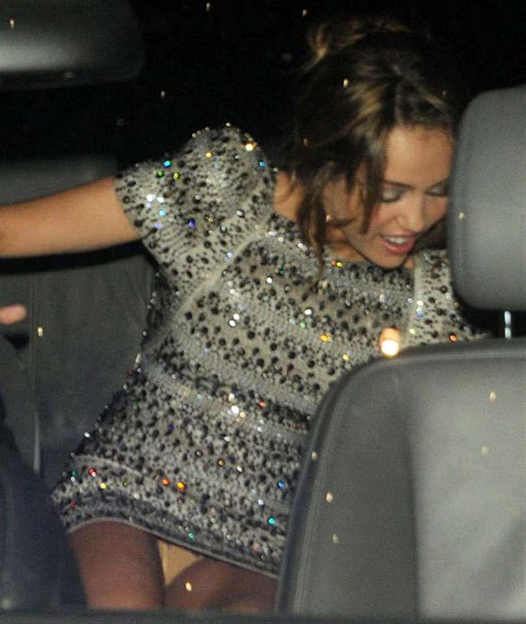 Miley Cyrus fête son 18e anniversaire et exhibe sa culotte en jupe haute et sur le côté
 #75325615