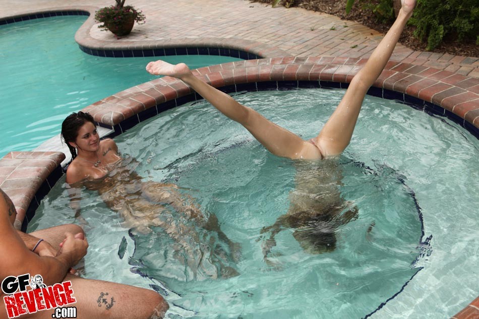 Drei lesbische Teenie-Freundinnen spielen nackt im Schwimmbad
 #78091436