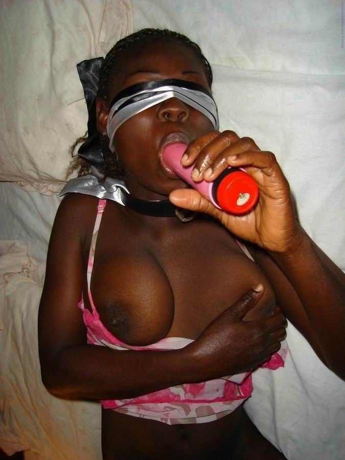 Busty afrikanischen Amateur Mädchen wie pissen und bondaged #73318635