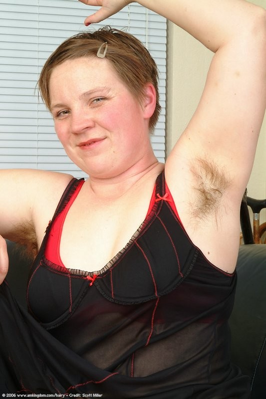 Molliges haariges Mädchen zieht ihr Höschen in ihre Ritze
 #75493390