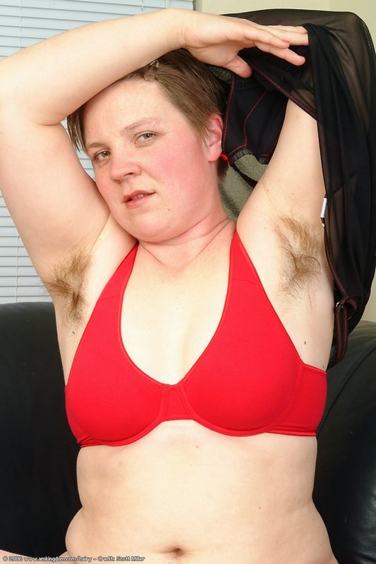 Molliges haariges Mädchen zieht ihr Höschen in ihre Ritze
 #75493401