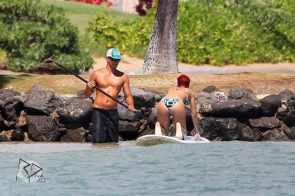 Rihanna mostrando su gran culo en bikini en la playa y sus tetas en papar transparente
 #75334176