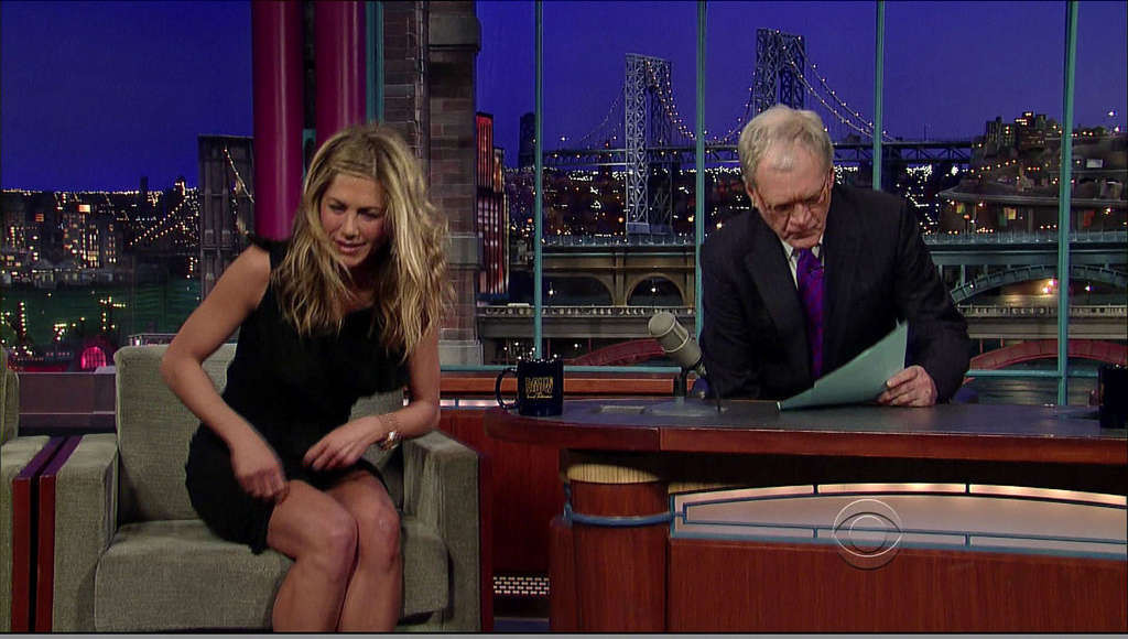 Jennifer aniston zeigt ihre tollen Beine im Minirock in einer Fernsehshow
 #75355832