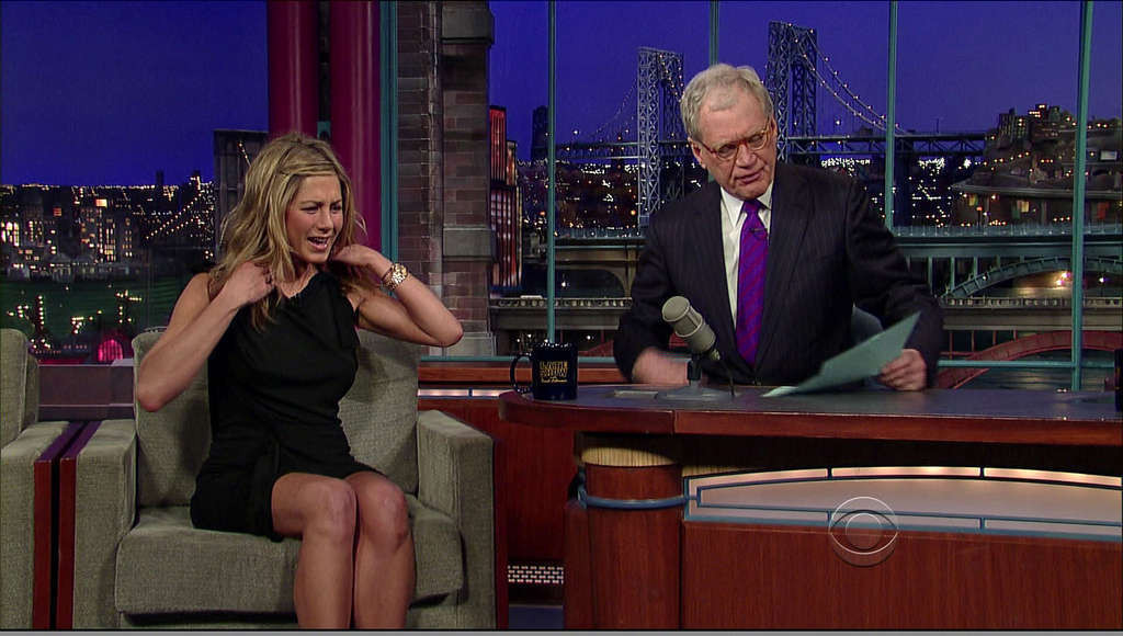 Jennifer aniston montrant ses belles jambes en mini-jupe dans une émission de télévision
 #75355837