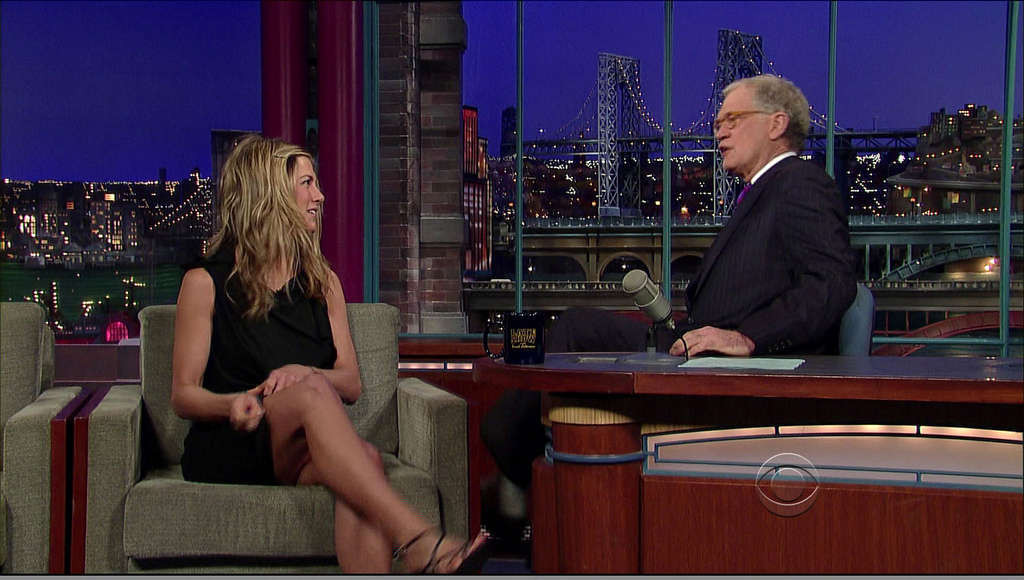 Jennifer aniston montrant ses belles jambes en mini-jupe dans une émission de télévision
 #75355846