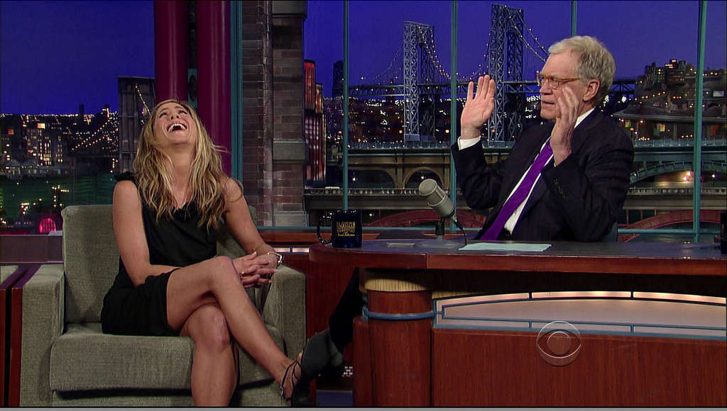 Jennifer aniston montrant ses belles jambes en mini-jupe dans une émission de télévision
 #75355860