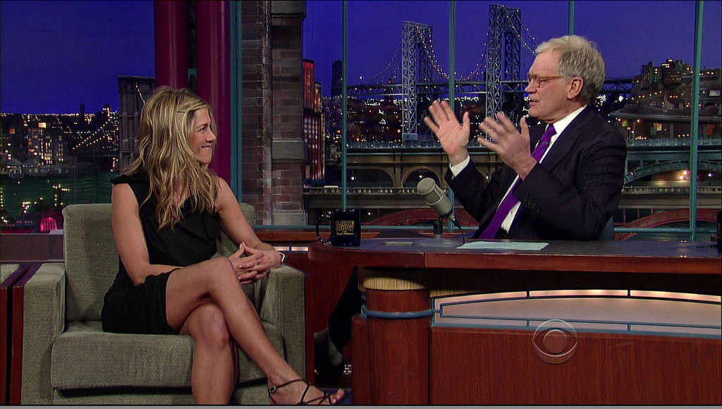 Jennifer aniston montrant ses belles jambes en mini-jupe dans une émission de télévision
 #75355865