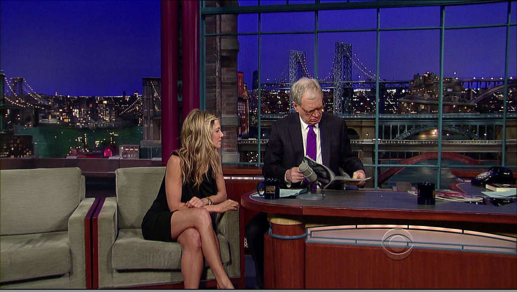 Jennifer Aniston che mostra le sue grandi gambe in mini gonna su show televisivo
 #75355868
