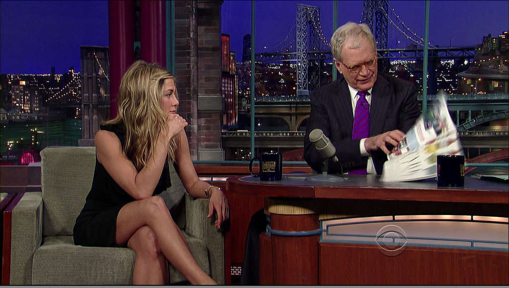 Jennifer Aniston che mostra le sue grandi gambe in mini gonna su show televisivo
 #75355877