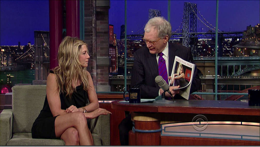Jennifer aniston zeigt ihre tollen Beine im Minirock in einer Fernsehshow
 #75355888