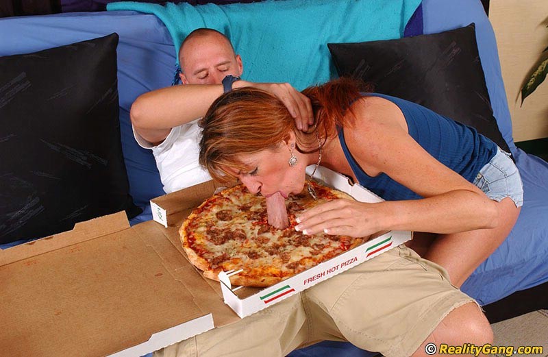 Rachel, la belle rousse, se fait baiser par le livreur de pizza. #78971360