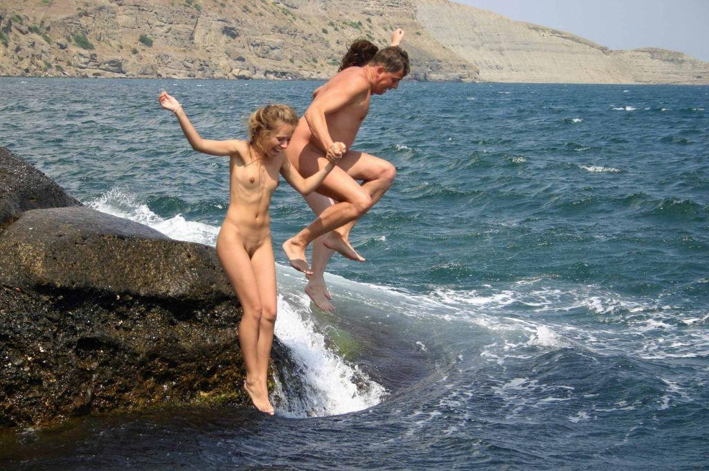 裸のビーチでストリップと日焼けをするセクシーなブロンドの女の子
 #72249747