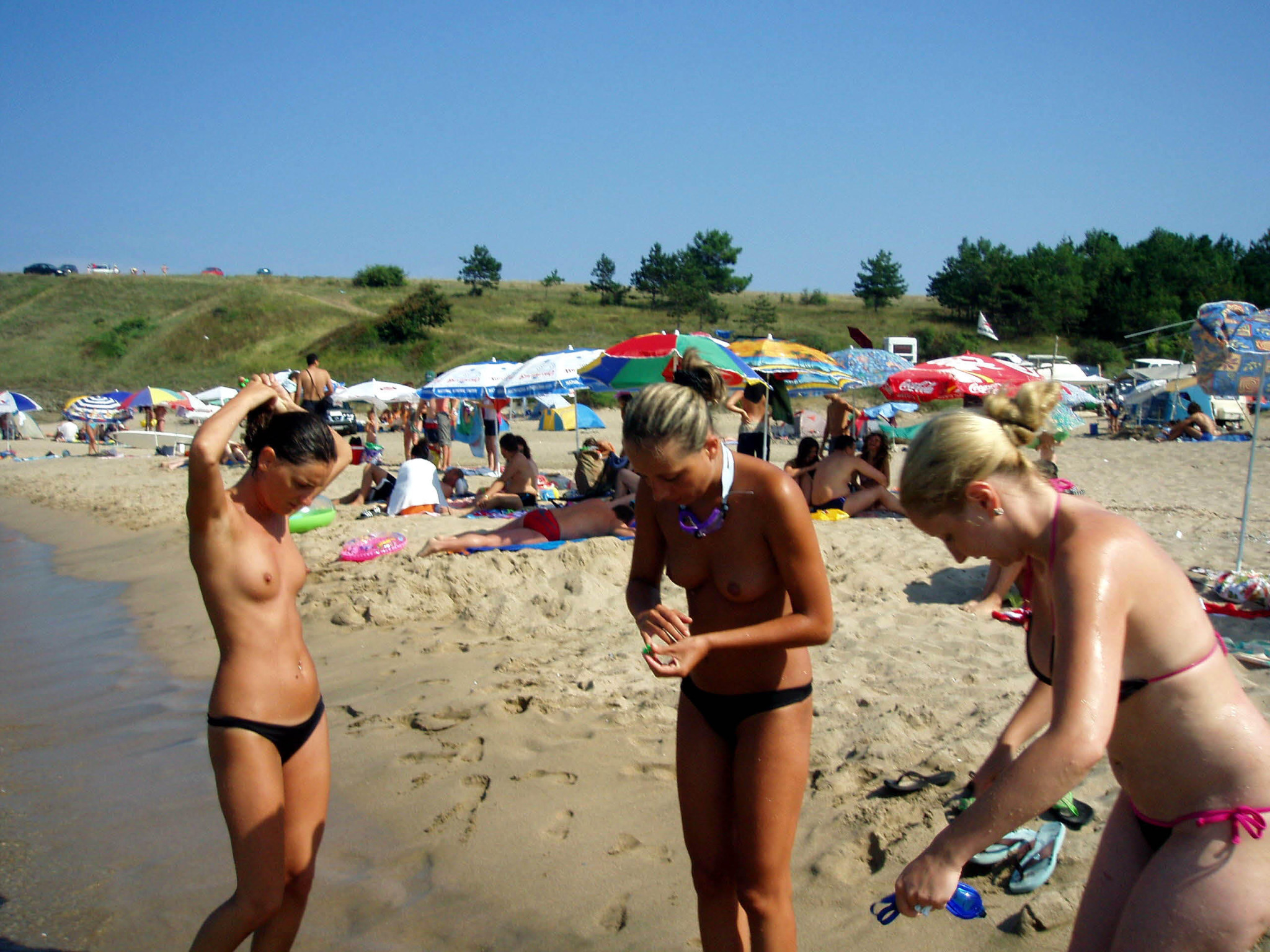 裸のビーチでストリップと日焼けをするセクシーなブロンドの女の子
 #72249783