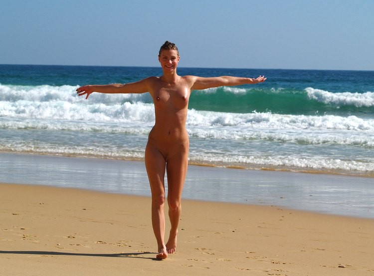 裸のビーチでストリップと日焼けをするセクシーなブロンドの女の子
 #72249786