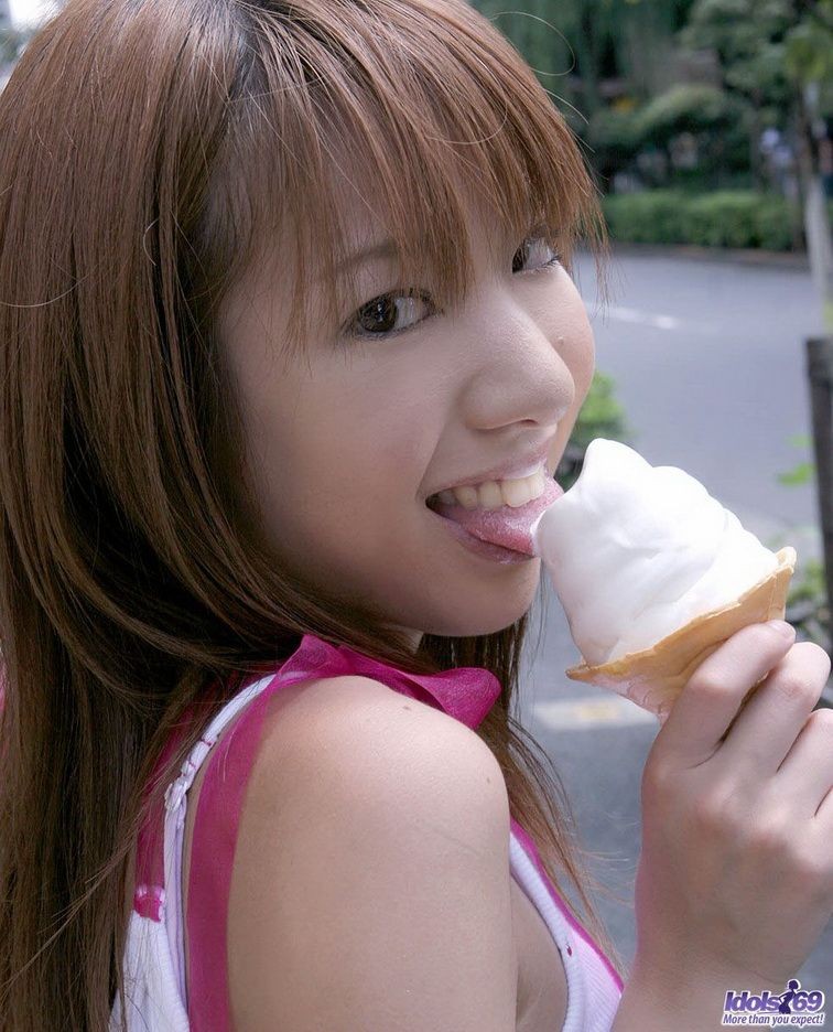 Yuuna lindo ídolo japonés posando al aire libre muestra el culo
 #69815832
