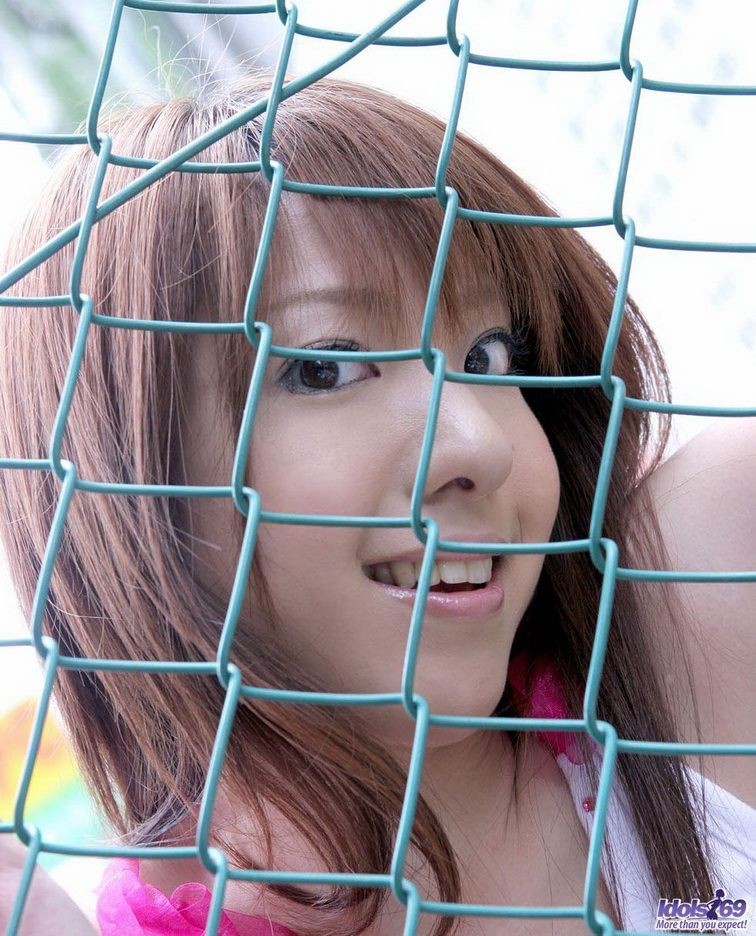 Yuuna lindo ídolo japonés posando al aire libre muestra el culo
 #69815877