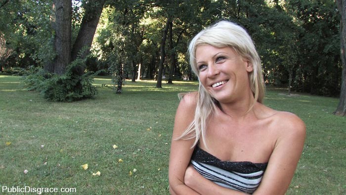 Submissive Schlampe Tee Blondie wird in der Öffentlichkeit gefickt
 #72196910