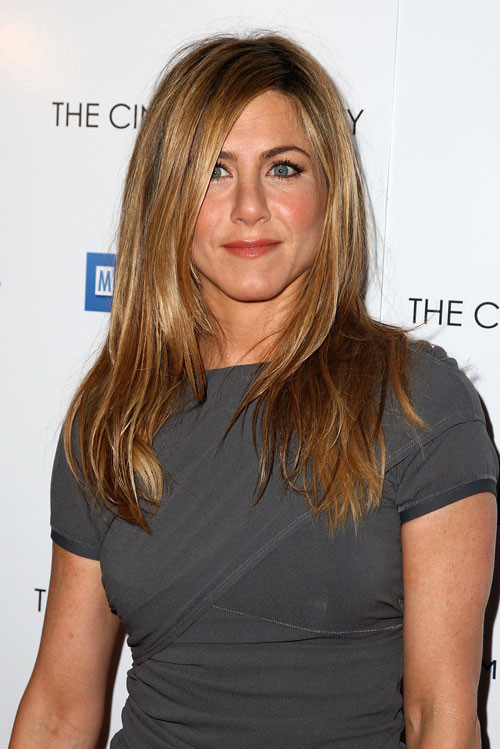 Jennifer aniston montrant ses beaux gros seins et sa jupe haute en photos paparazzi
 #75396016