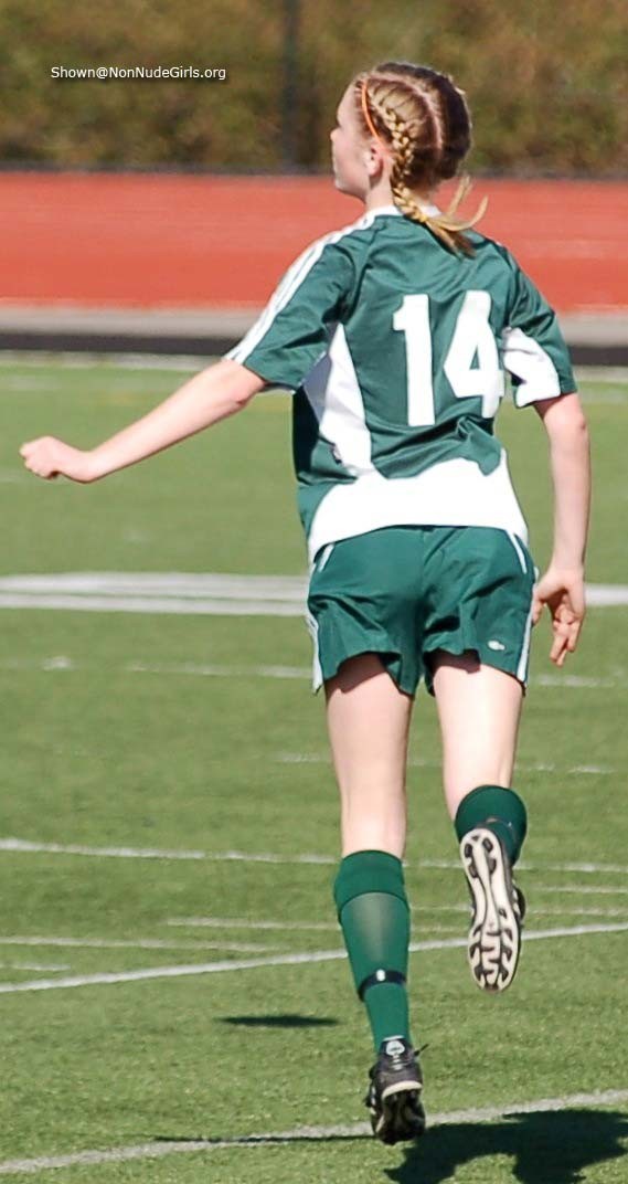 Teen Mädchen spielen Fußball
 #78627146