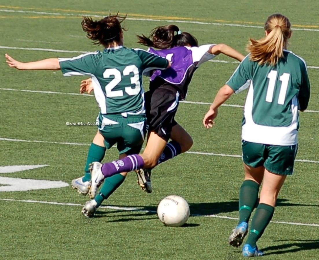 Teen Mädchen spielen Fußball
 #78627215