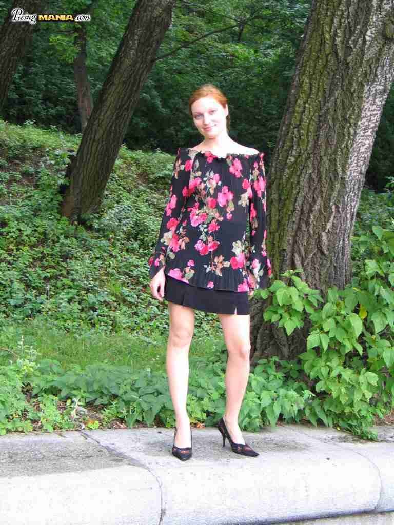 Puta orinando al aire libre
 #76570048