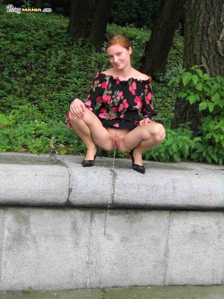 Puta orinando al aire libre
 #76570108