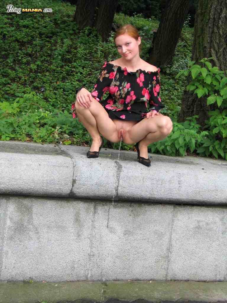 Puta orinando al aire libre
 #76570129