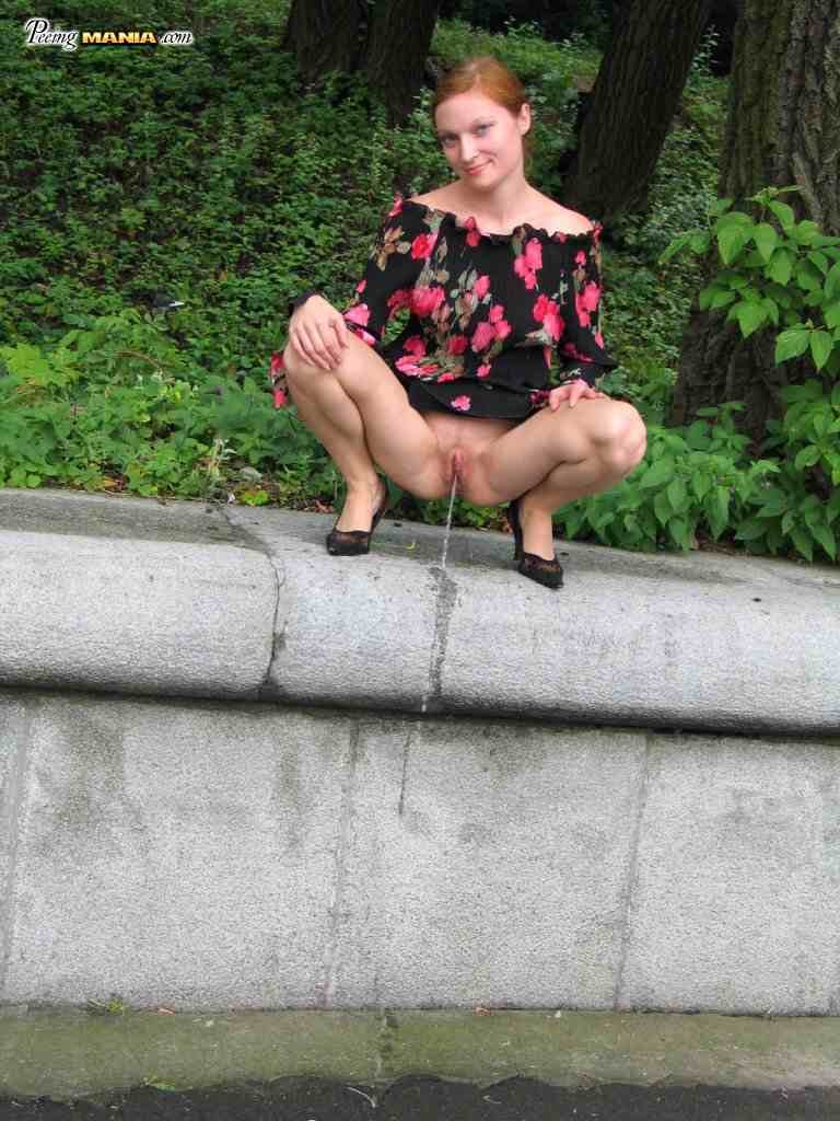 Puta orinando al aire libre
 #76570142