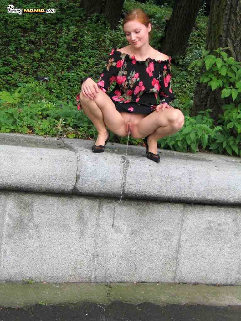 Puta orinando al aire libre
 #76570169