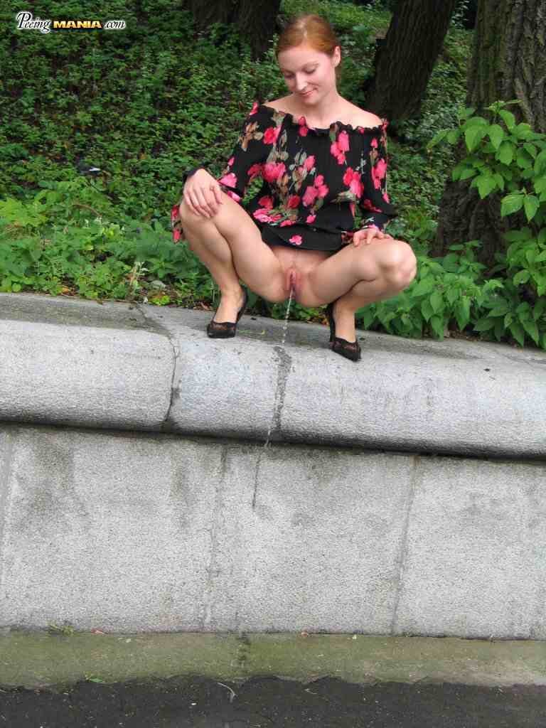 Puta orinando al aire libre
 #76570174