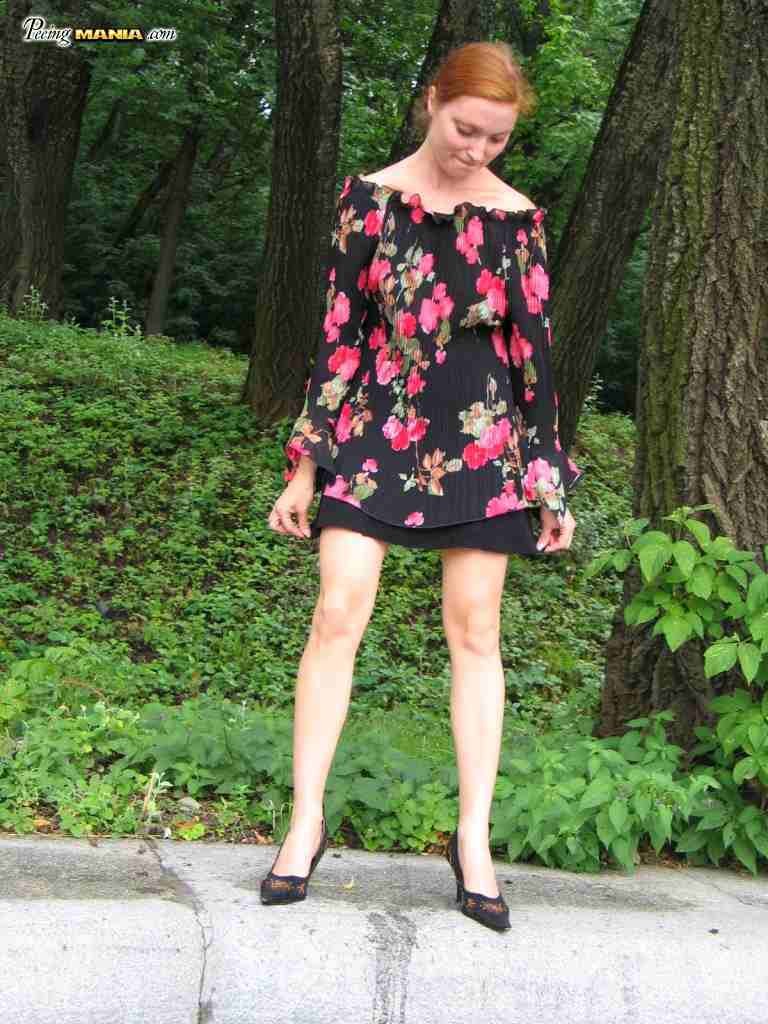 Puta orinando al aire libre
 #76570184