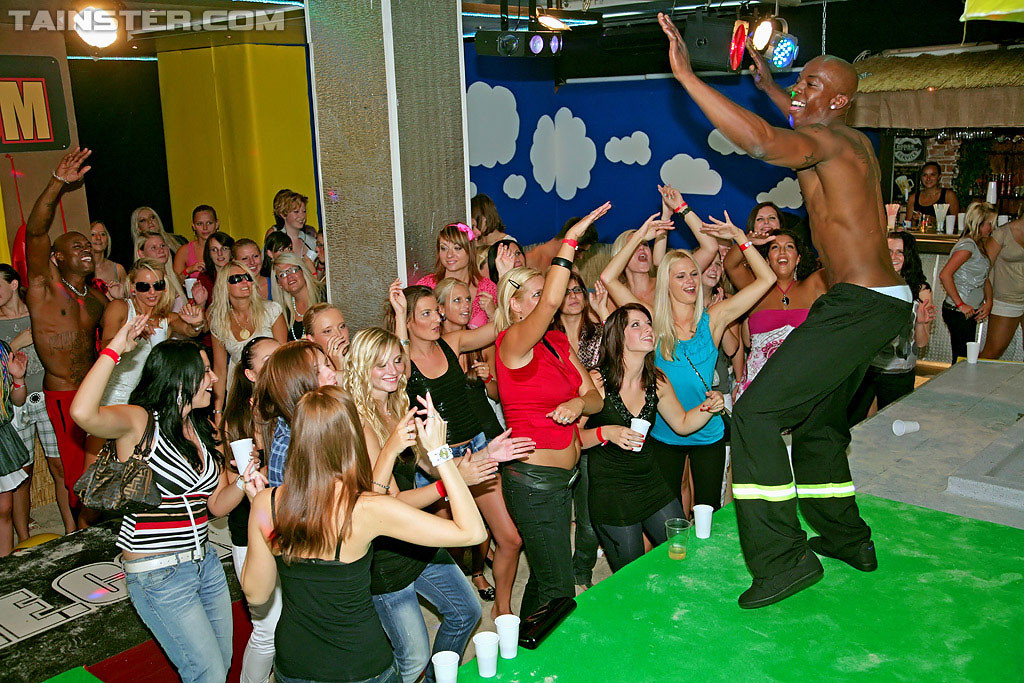 Wilde Party-Schlampen werden von großen schwarzen Schwänzen im Stripclub gefickt
 #68129805