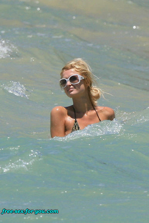 Paris Hilton shows tits and bikini beach paparazzi pictures #75432583