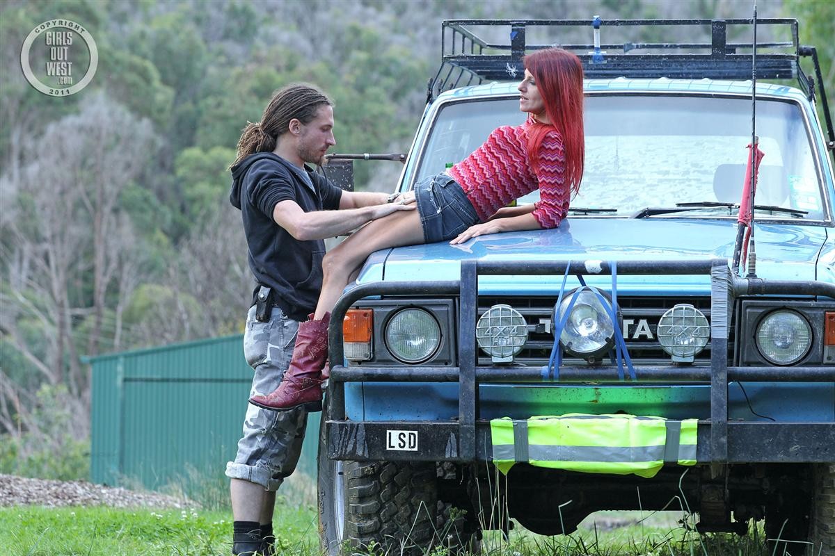Tom et Page, couple australien amateur, font l'amour en plein air avec un voyeur.
 #78604615