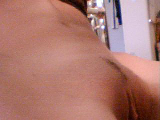アジアのティーンが自分の部屋でカメラの前で裸になってからオナニーをする
 #78385091