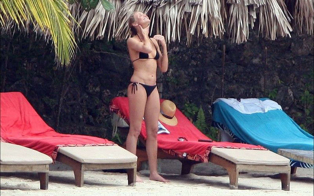 Cameron Diaz posing and showing her amazing sexy body in bikini #75361018