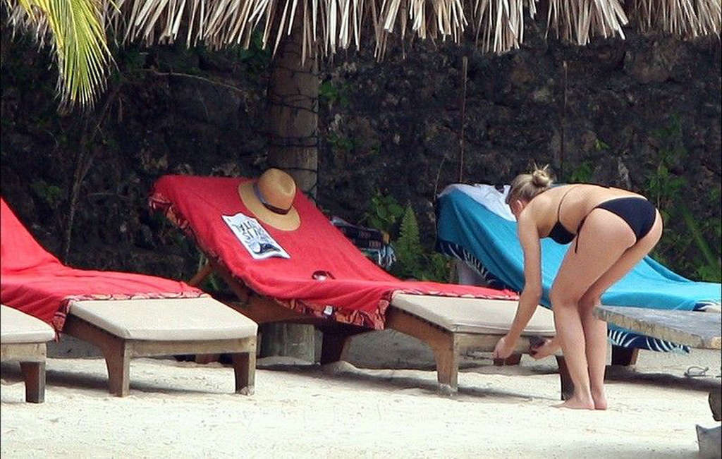 Cameron Diaz posing and showing her amazing sexy body in bikini #75361027