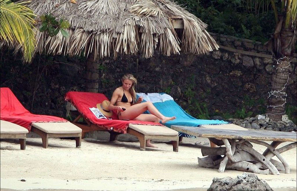 Cameron diaz posant et montrant son incroyable corps sexy en bikini
 #75361043