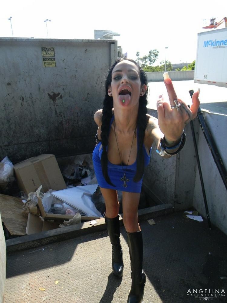 Angelina Valentin exhibe ses gros seins de fausse latina près de la benne à ordures.
 #77958349