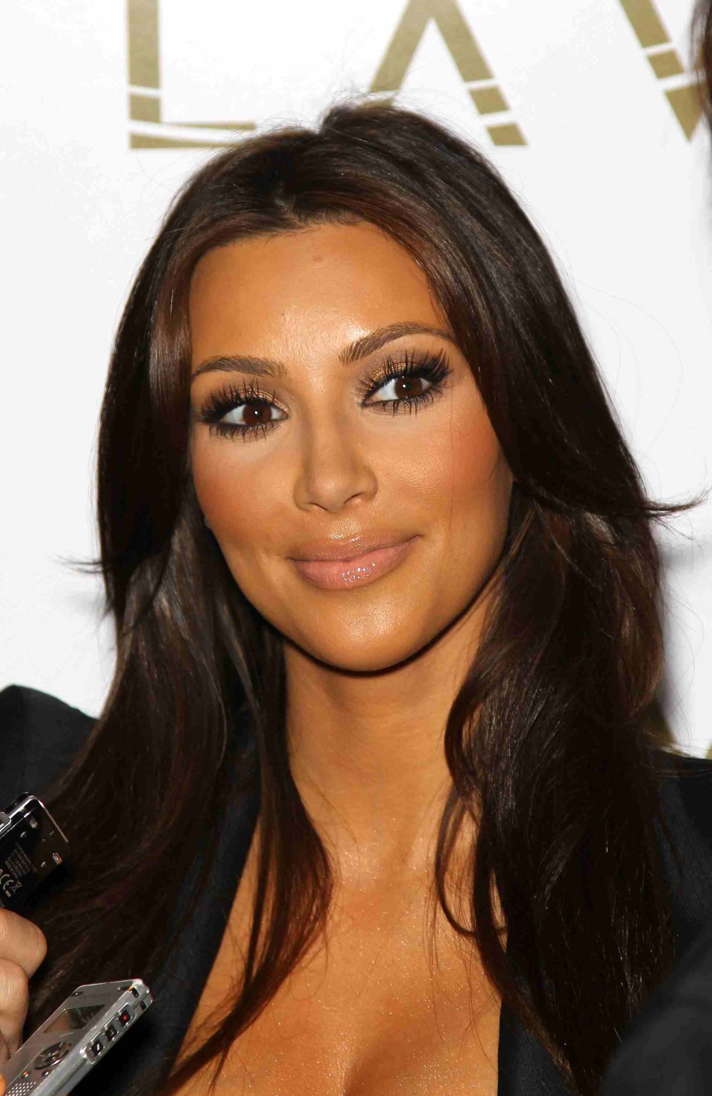 Kim Kardashian leggy cleavy indossando mini abito stretto alla festa di anniversario di lavo 
 #75336545
