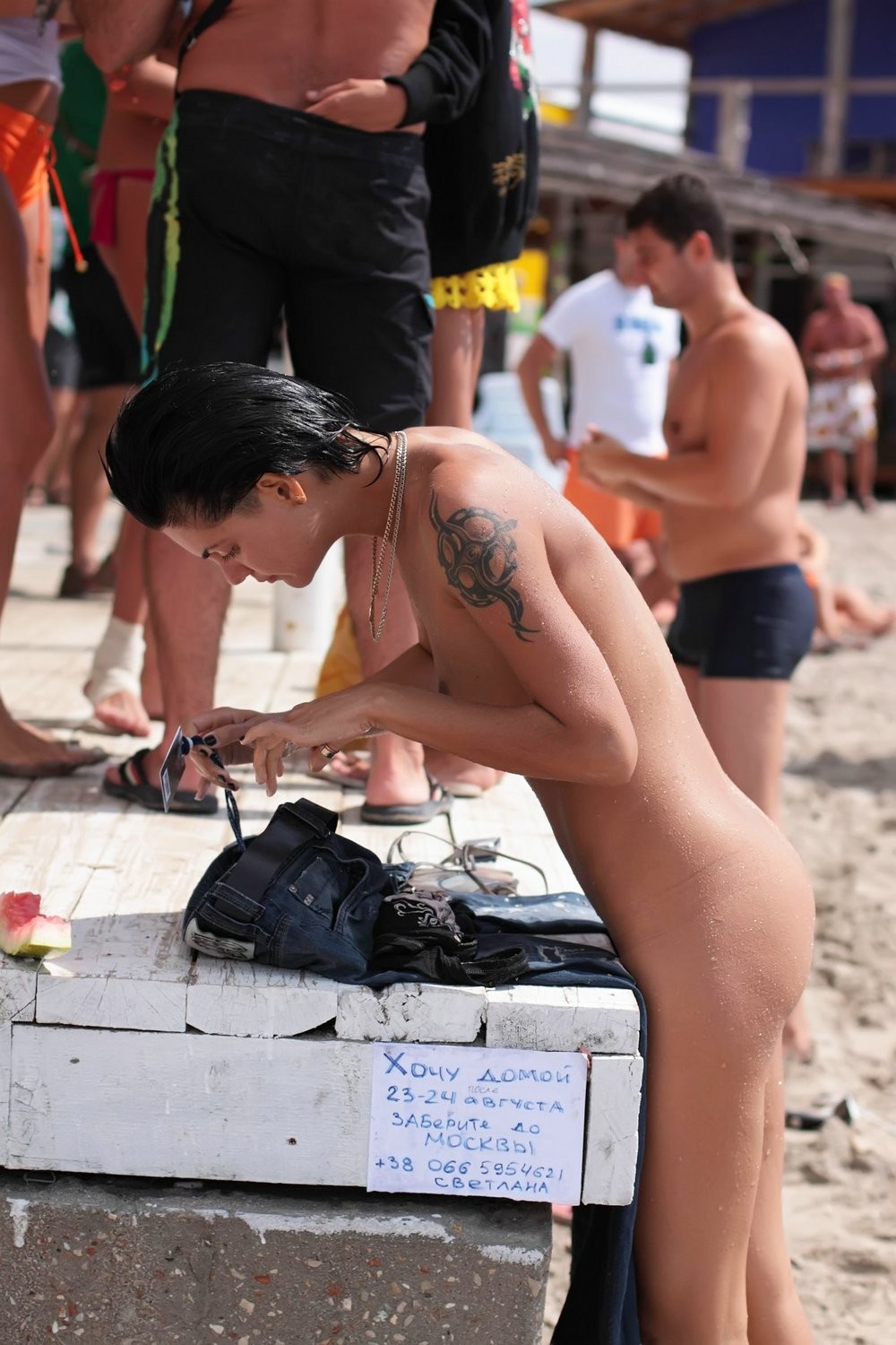Jóvenes juegan juntos en una playa pública
 #70293107